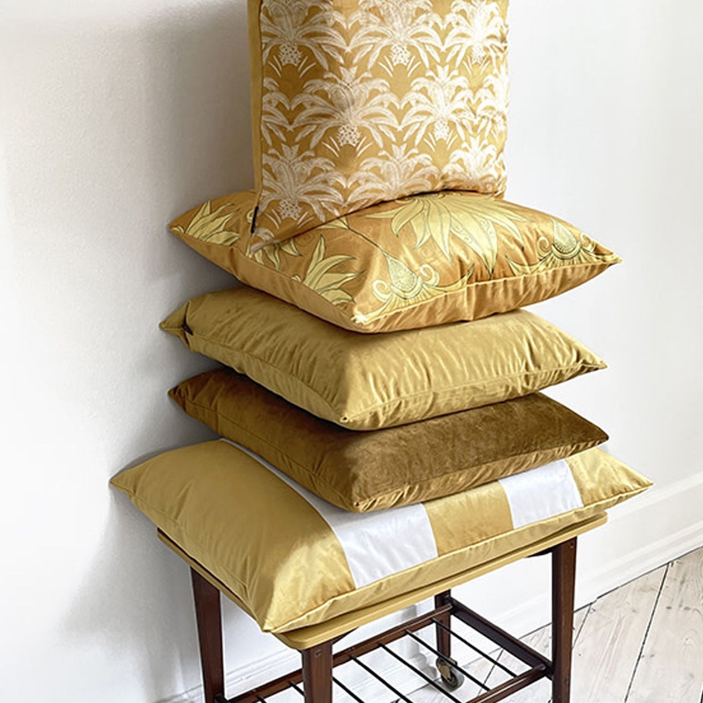 Roomset - Golden - Velvet Cushion