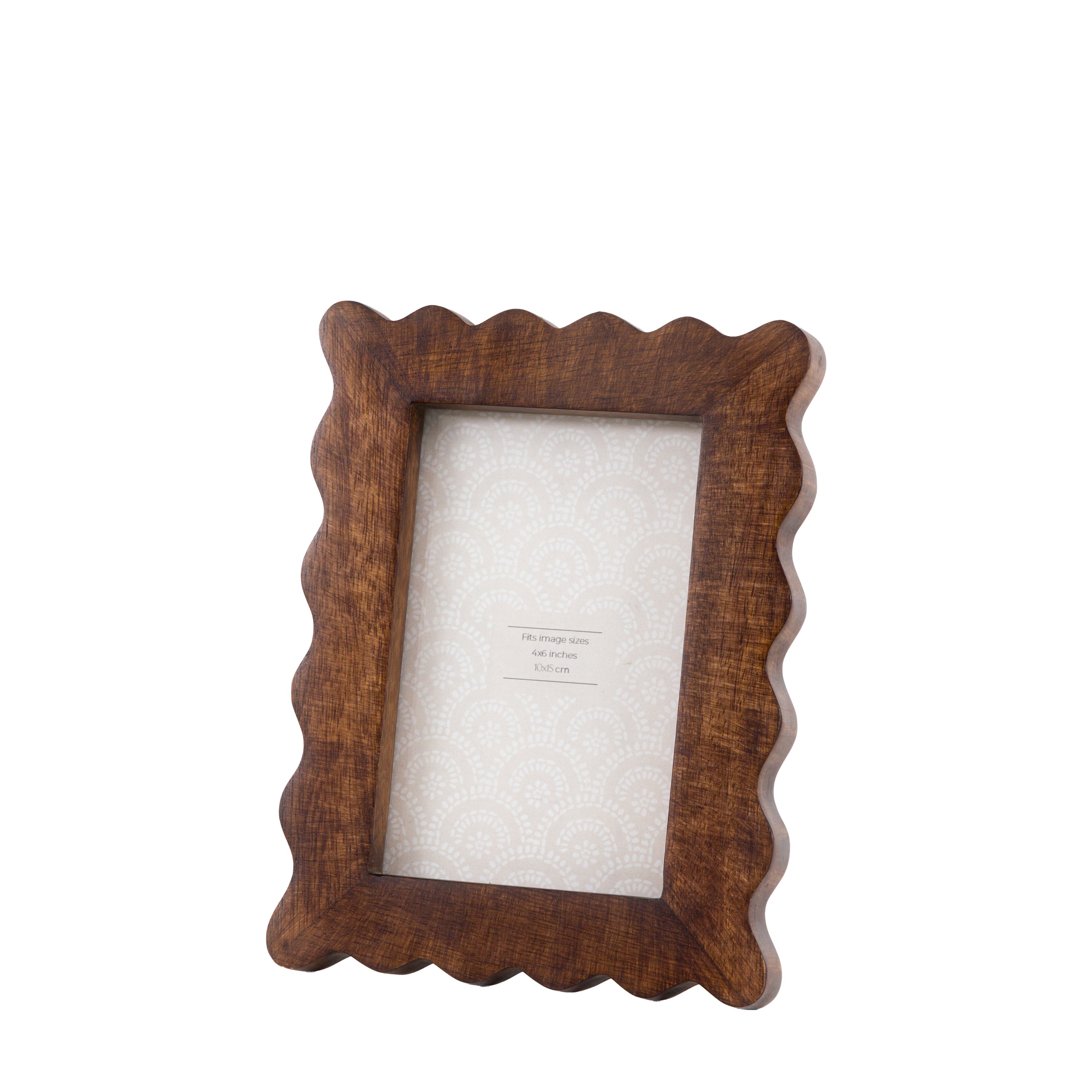 Wooden picture frame with scalloped edges