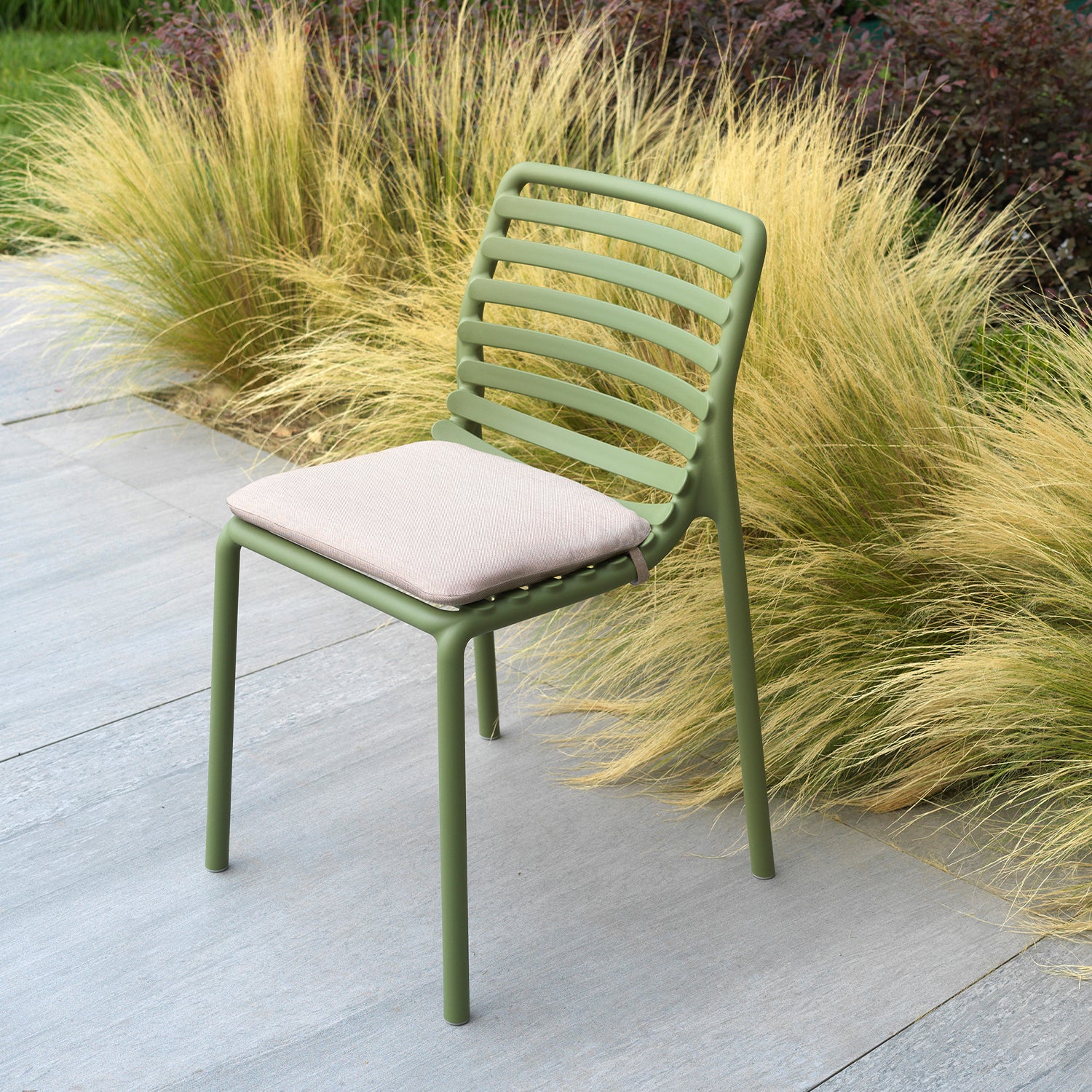 Side view of the Doga Bistro Cushion showcasing its design.