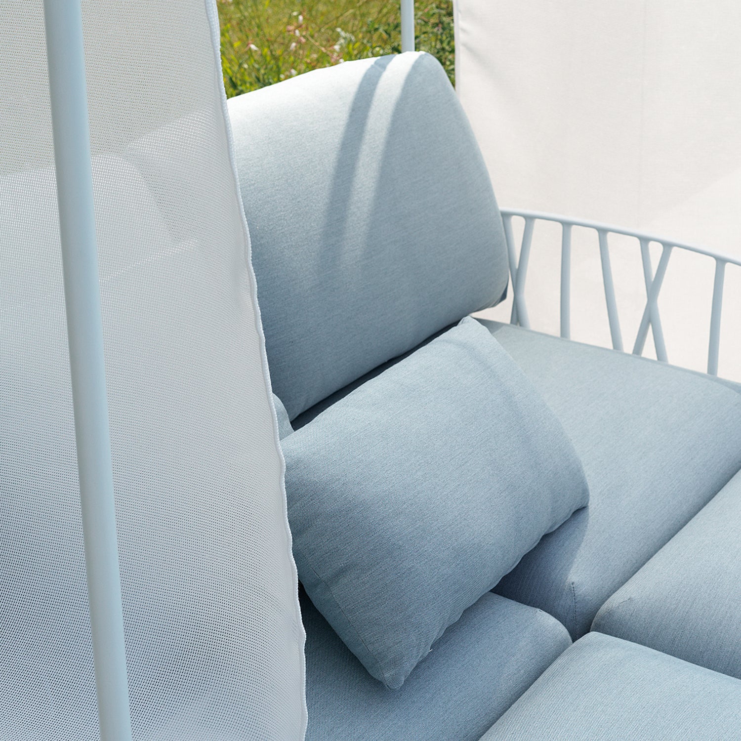 Our favourite outdoor sofa combo, the Komodo & Komodo Ombra 2. This canopy also comes in a 3 seat version.