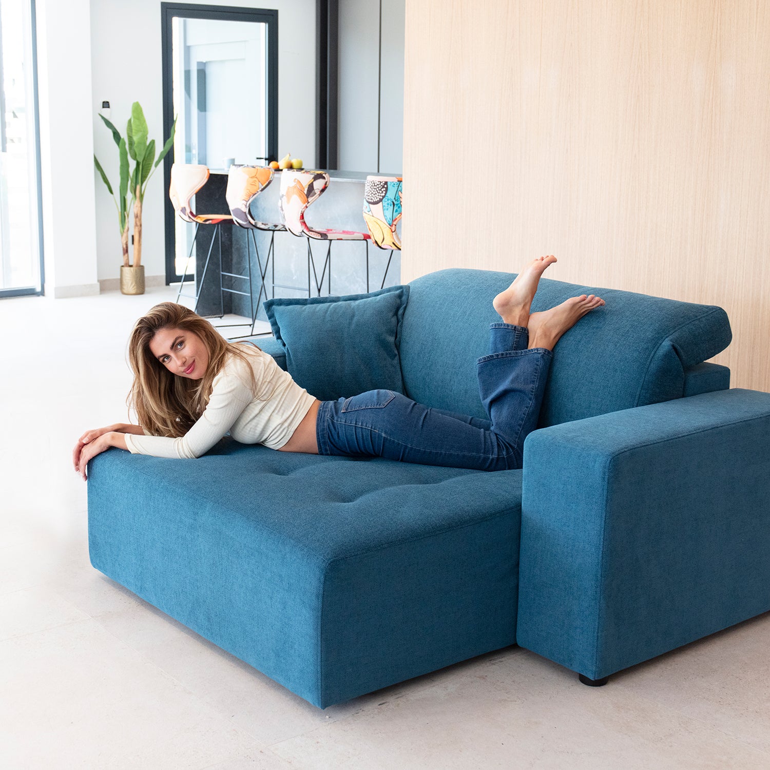 The Paradis by Fama comes in 3 size options with differing arm heights.