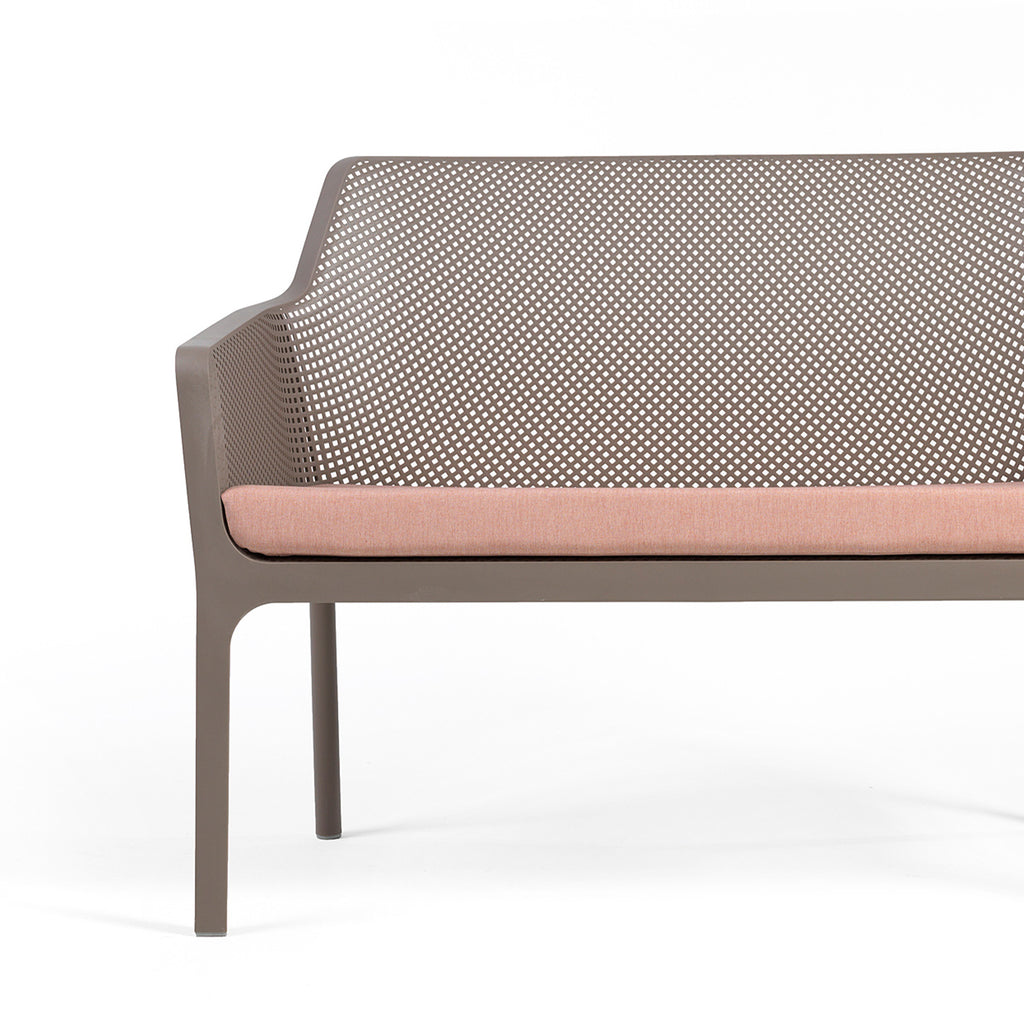 The Rosa Quarzo net bench cushion 36338.00.066 looks great with the taupe version of the net bench.