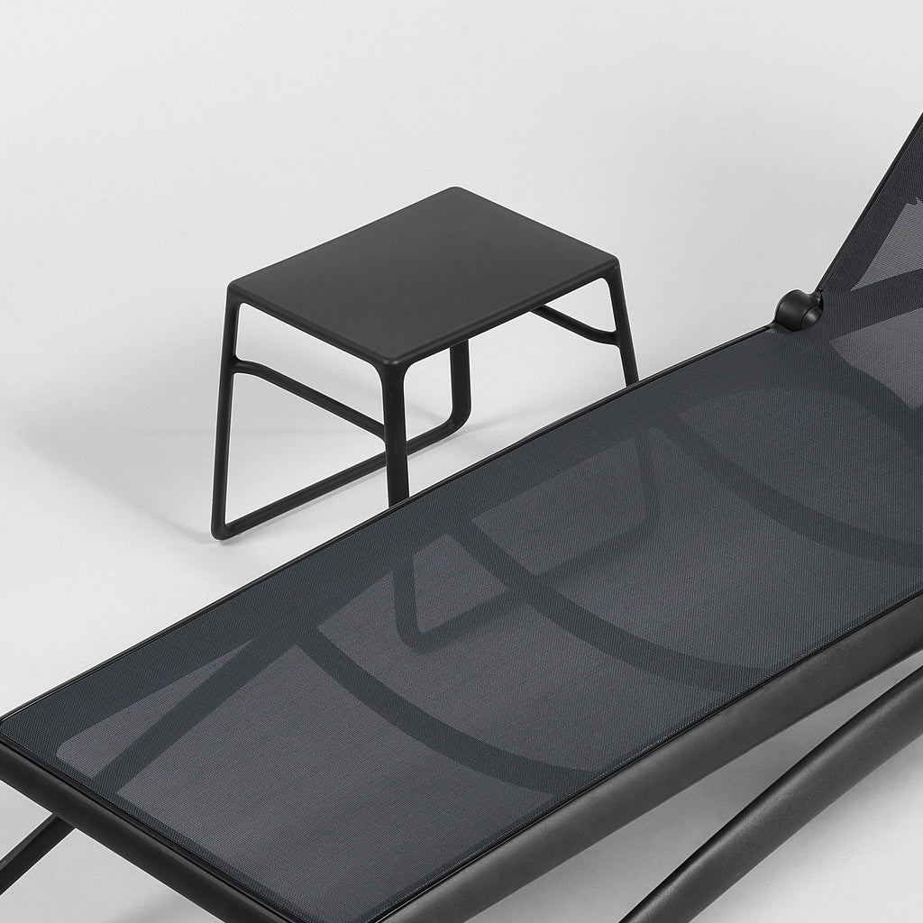 Rounded corners and legs the Pop table by Nardi Outdoor is a great companion to any sun lounger or outdoor setting.