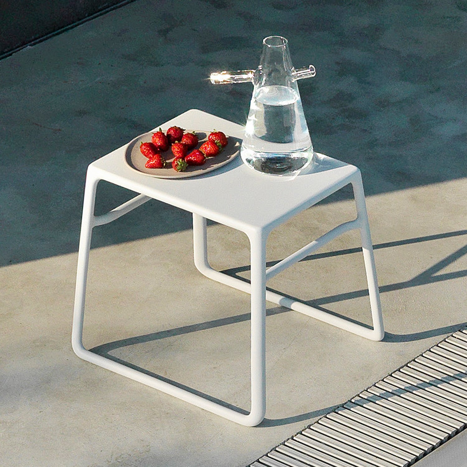 This Pop garden table is all about fun vibes and modern design, making your outdoor space feel like a mini retreat.
