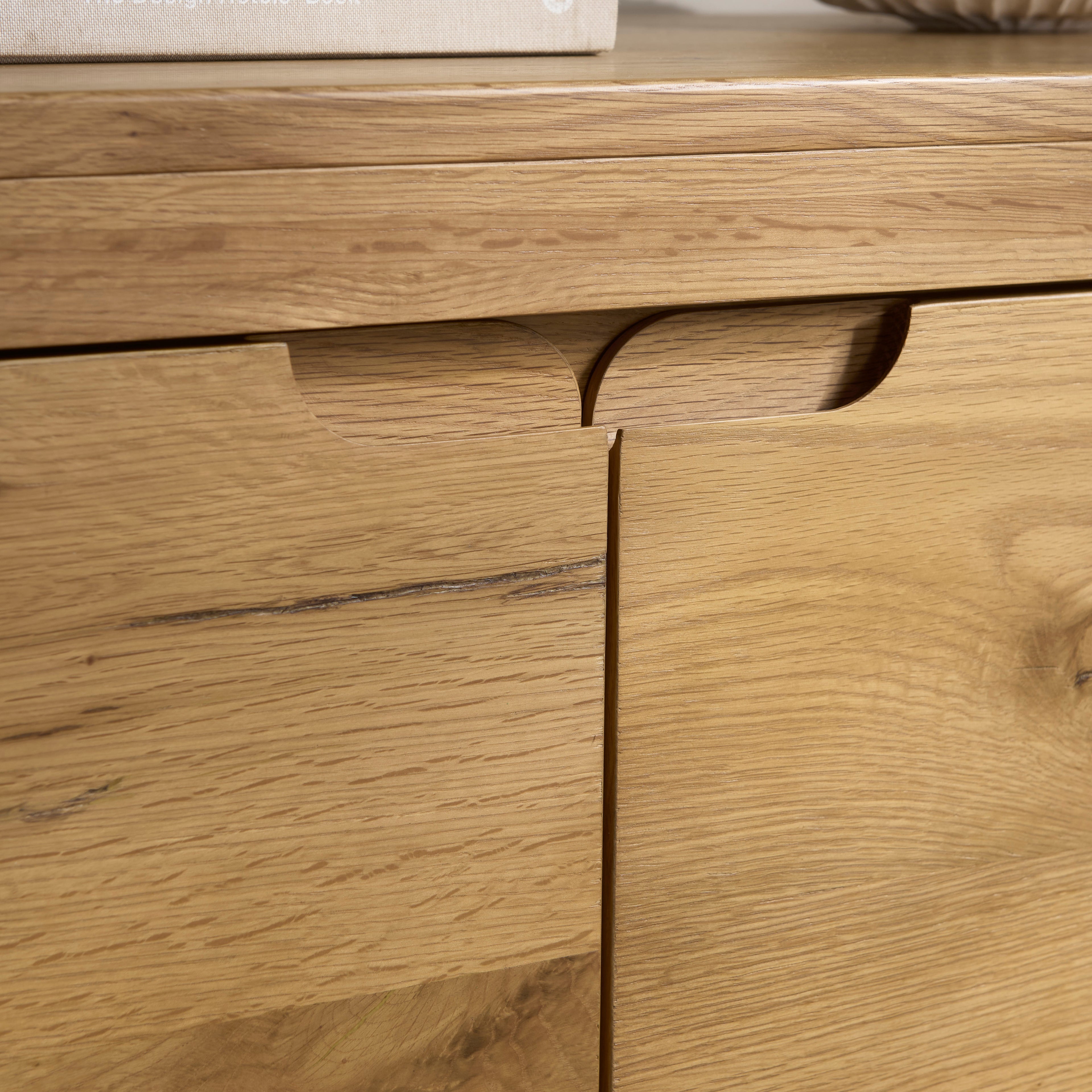 Elegantly carved door handles - integrated directly into the wood for a seamless, contemporary look QKS20

