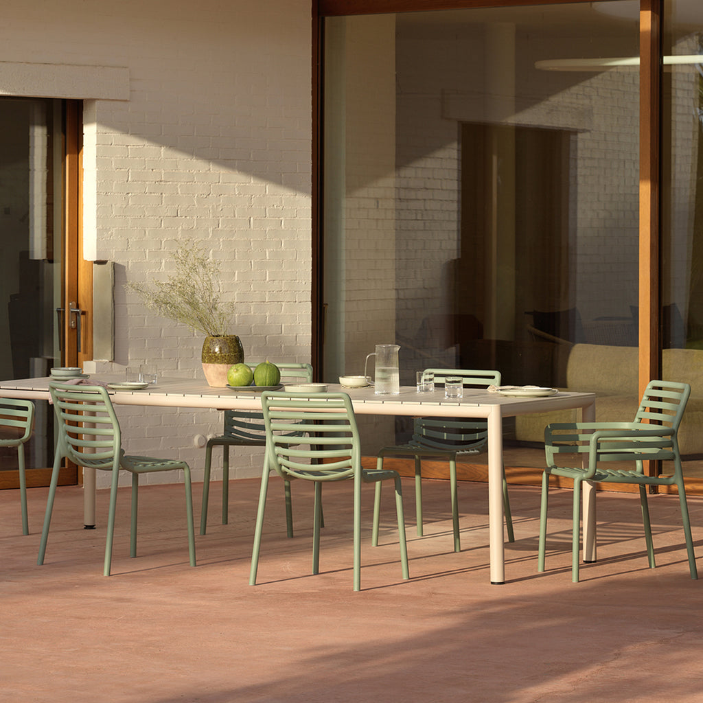 The Rio extending table, where sleek design meets ultimate versatility for all your outdoor gatherings!