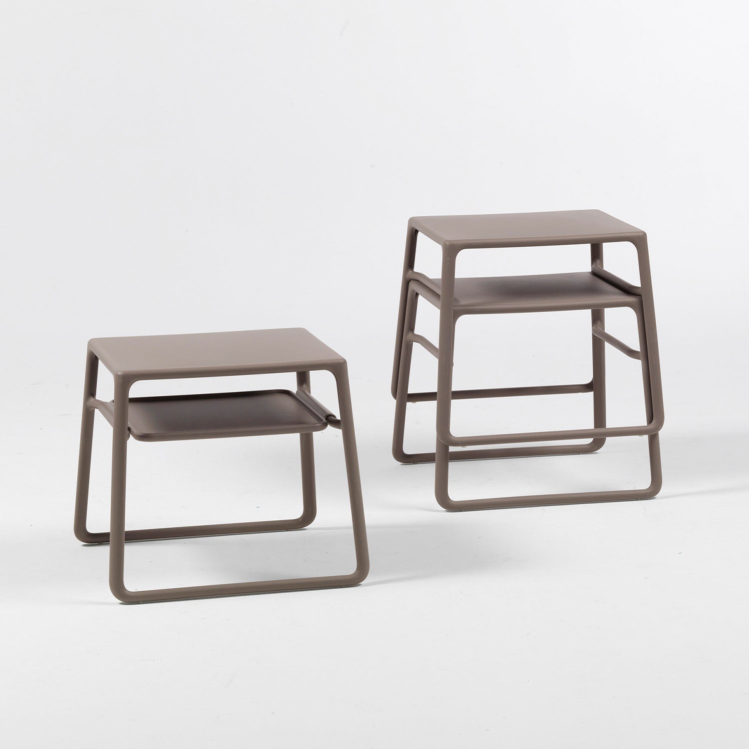 The Pop garden table by Nardi Outdoor, a lightweight yet sturdy table that’s always ready for outdoor snacks, chats, and laughs.