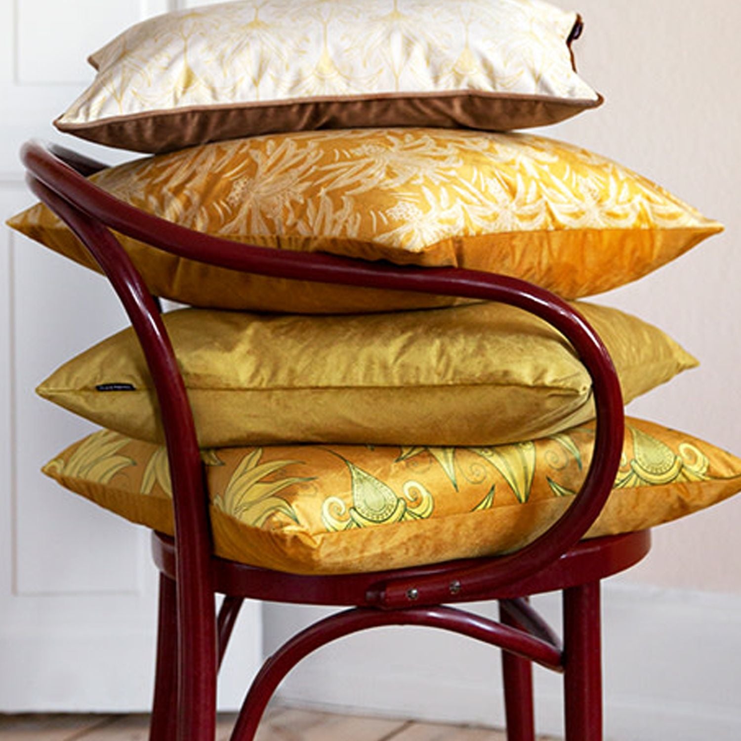 Roomset - Golden - Velvet Cushion