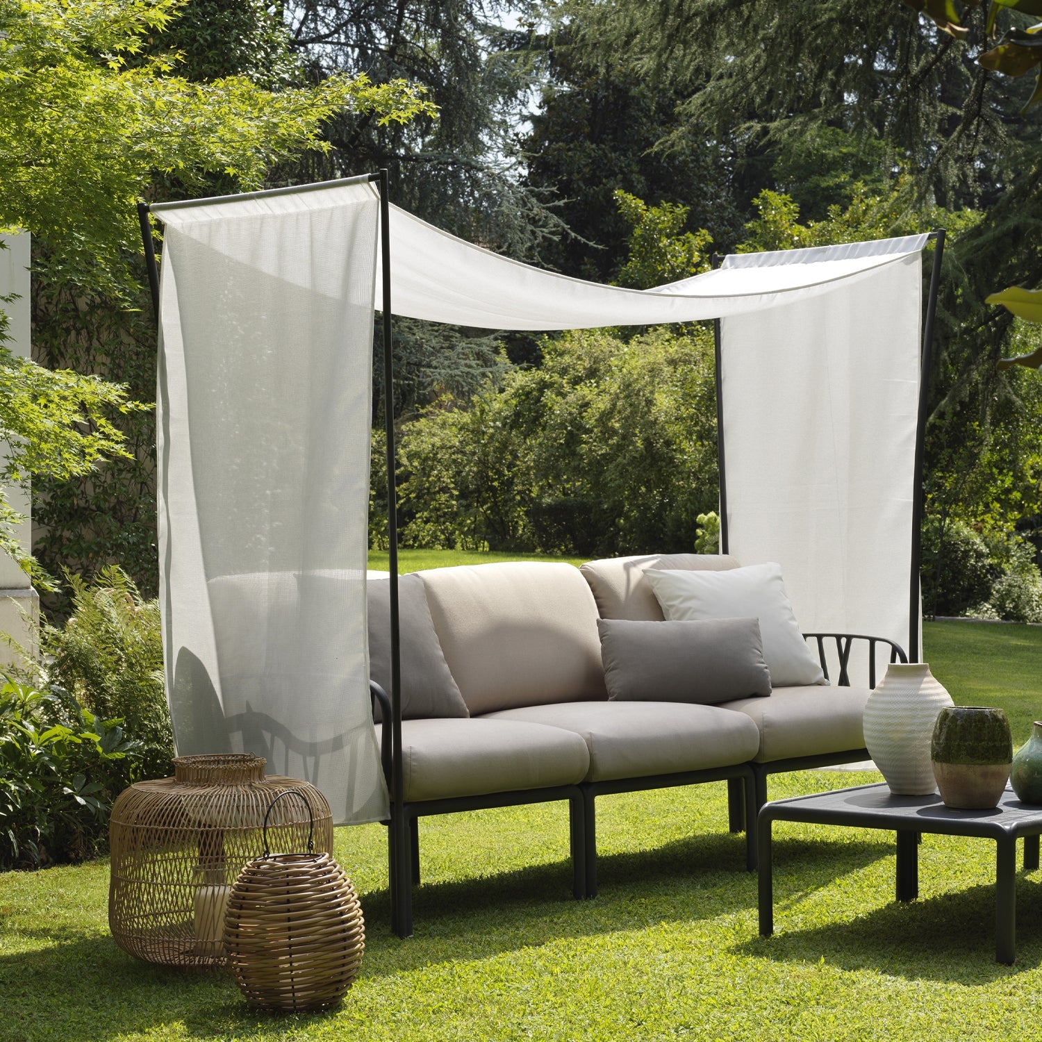 Komodo 3 In Anthracite & White